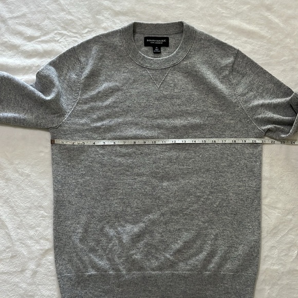 Banana Republic Men's Light Gray Crewneck Sweater - Picture 5 of 8